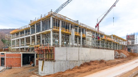 Zidovi zakrivljene forme izvođeni su efikasno, bez potrebe za modifikacijom elemenata ili predmontažom, zahvaljujući fleksibilnosti RUNDFLEX kružne oplate