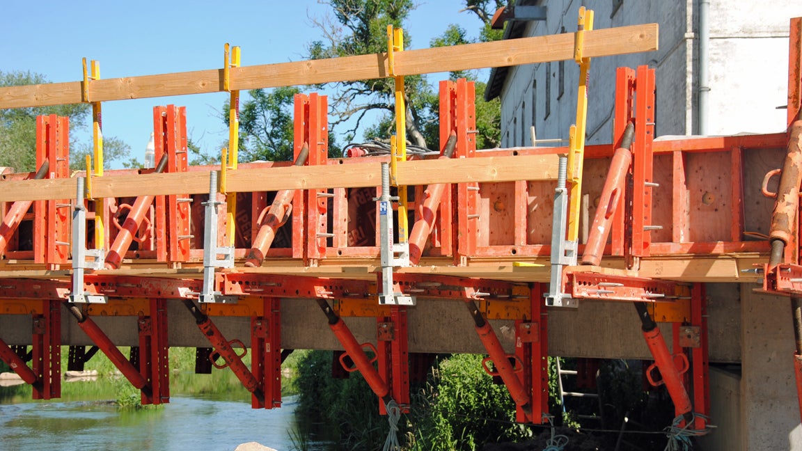 VARIOKIT konstruktionsmoduler brugt til arbejdsdæk og til fastholdelse af form til kantforskallingen. 