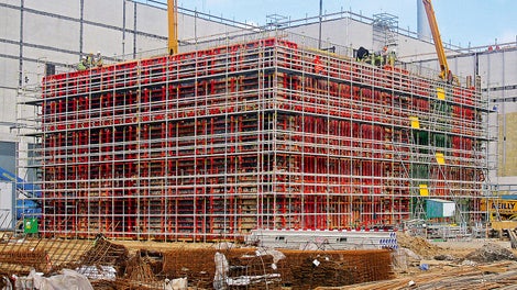 Para a formação segura, reforço e concretagem do muro de 9,90 m de altura, foi utilizado um andaime de trabalho PERI UP Rosett.