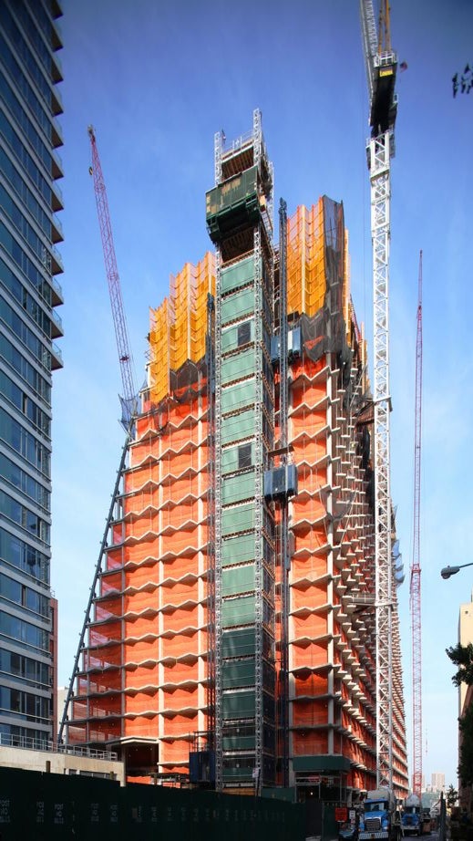 The unique shape of the building presented unique challenges for an efficient perimeter enclosure. PERI's LPS was the answer.