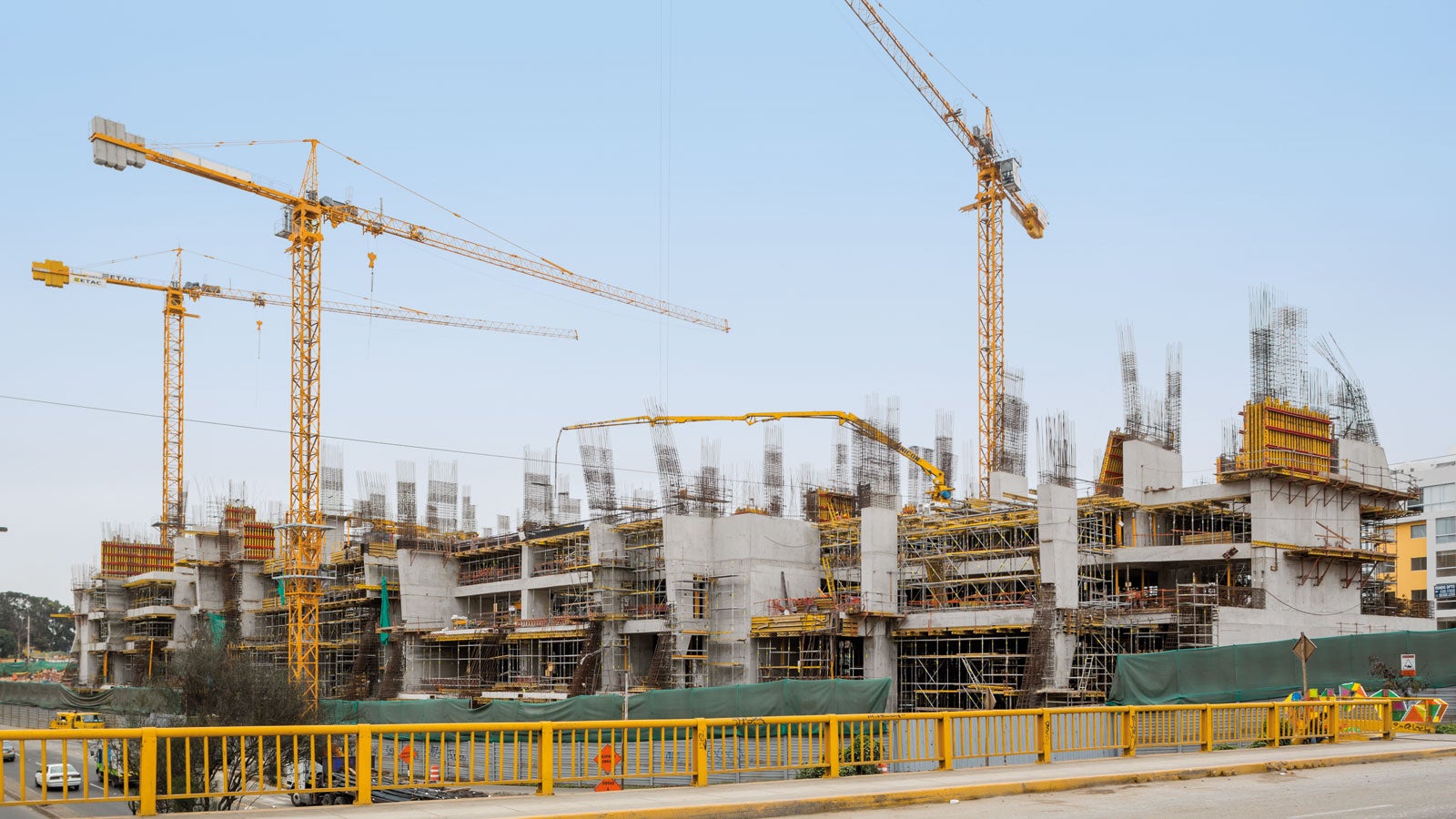 The grandstand-style arrangement of the floors, along with the reverse-inclined north facade, required very detailed formwork and scaffolding planning by the PERI engineers.