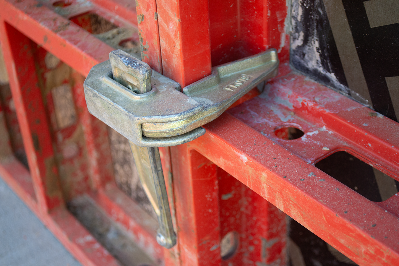 LEVO provides a one-piece-clamp without a wedge.