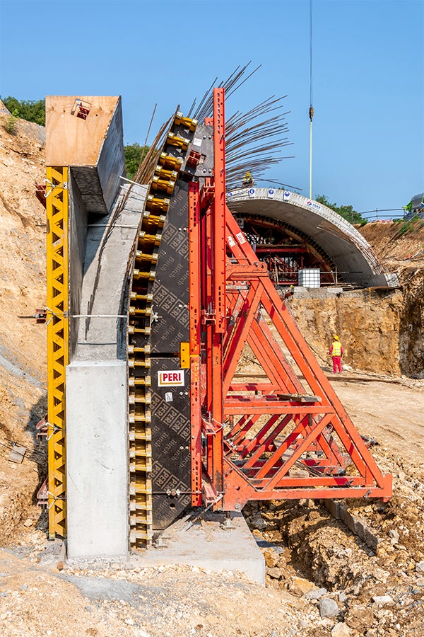 Na PERI lageru predmontirani paneli kombinovani su na licu mesta sa SB ramovima i VTC kolicima čime je omogućena znatna ušteda u pogledu vremena i novca.