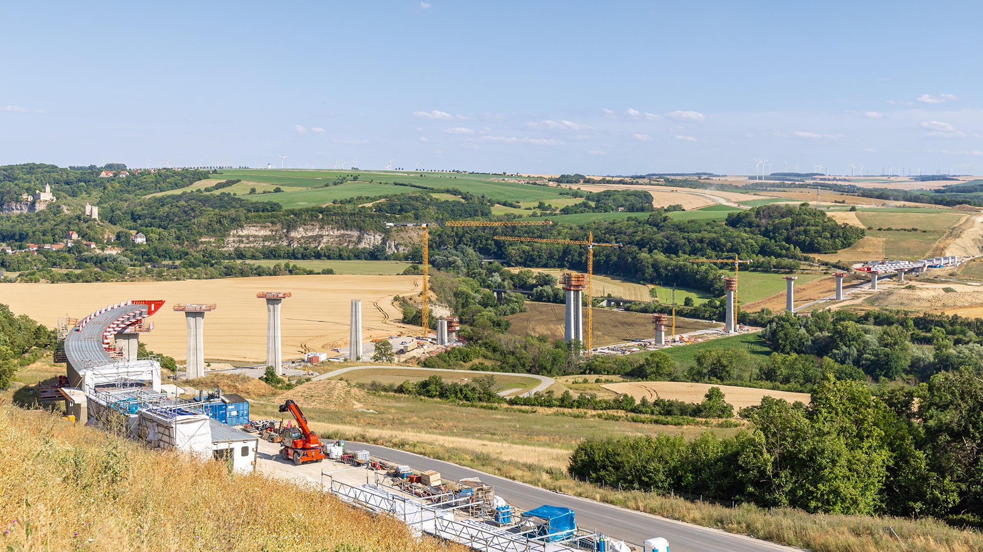 Die 1,2 km lange Saaletalbrücke ist das ingenieurtechnische Herzstück der insgesamt 13,6 km langen B87-Neubautrasse zwischen Naumburg und Taugwitz.