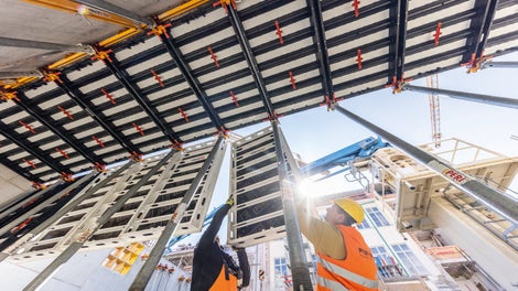 Le système de construction SKYMAX avec des panneaux en aluminium ou en polymère permet d&#039;atteindre un très haut niveau de flexibilité technique et économique. Les panneaux légers en polymère, avec une peau de coffrage particulièrement durable, représentent une alternative durable aux solutions conventionnelles en bois ; leur utilisation peut contrecarrer les évolutions extrêmes du marché mondial du bois et ses longs délais de livraison. 