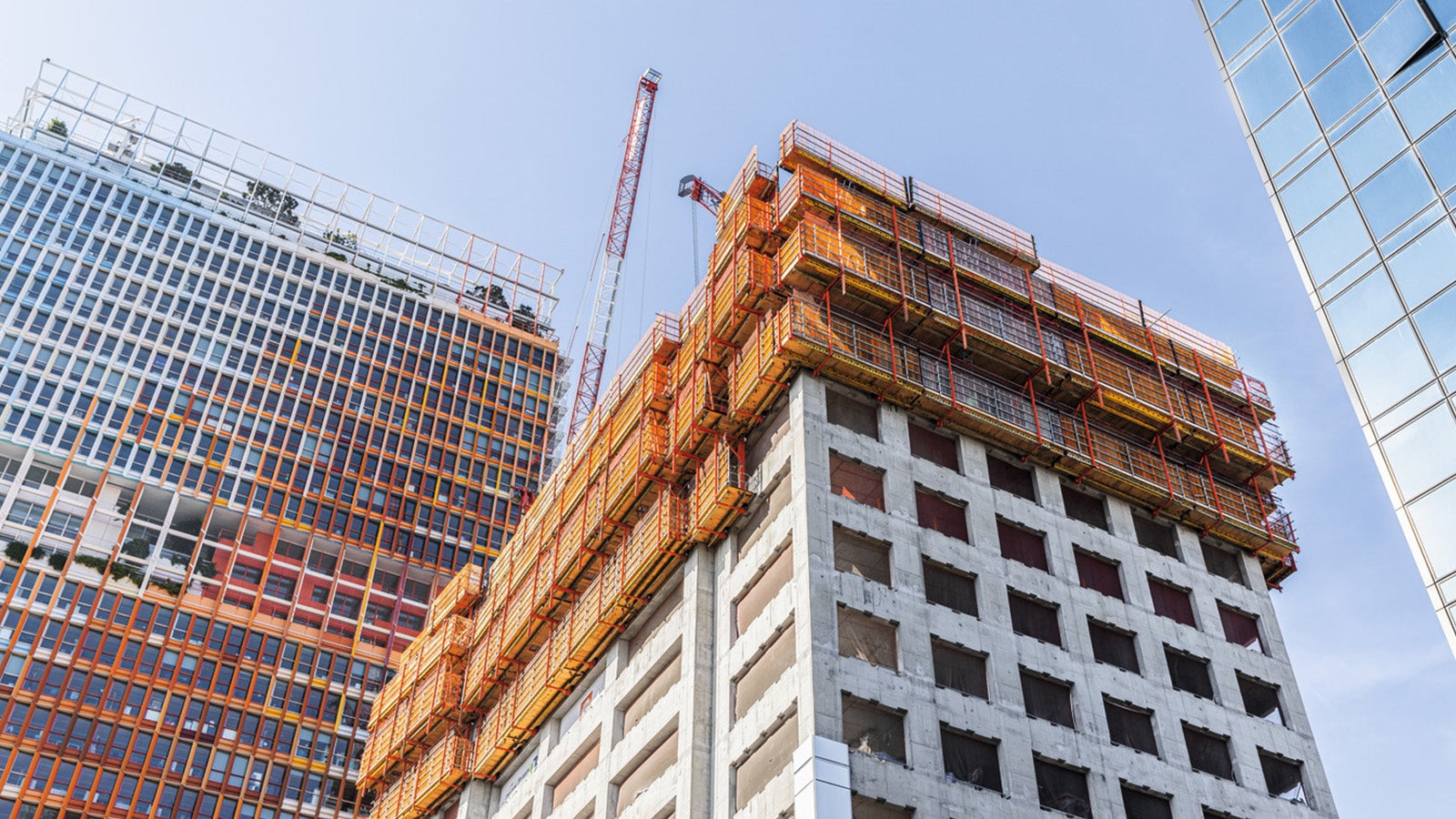 The immediate proximity to the Mediterranean Sea not only meant that space was limited during the construction phase, but also led to special requirements in terms of safety. The high wind forces, for example, proved challenging. By using a PERI climbing protection panel for enclosure purposes, however, the workers were effectively protected from the high wind loads even at great heights and the possibility of falling objects was ruled out. A PERI rail climbing system used for the construction of the facade also ensured a high level of work safety, with the climbing unit being securely connected to the structure at all times via the rails.