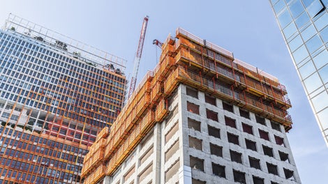 The immediate proximity to the Mediterranean Sea not only meant that space was limited during the construction phase, but also led to special requirements in terms of safety. The high wind forces, for example, proved challenging. By using a PERI climbing protection panel for enclosure purposes, however, the workers were effectively protected from the high wind loads even at great heights and the possibility of falling objects was ruled out. A PERI rail climbing system used for the construction of the facade also ensured a high level of work safety, with the climbing unit being securely connected to the structure at all times via the rails.