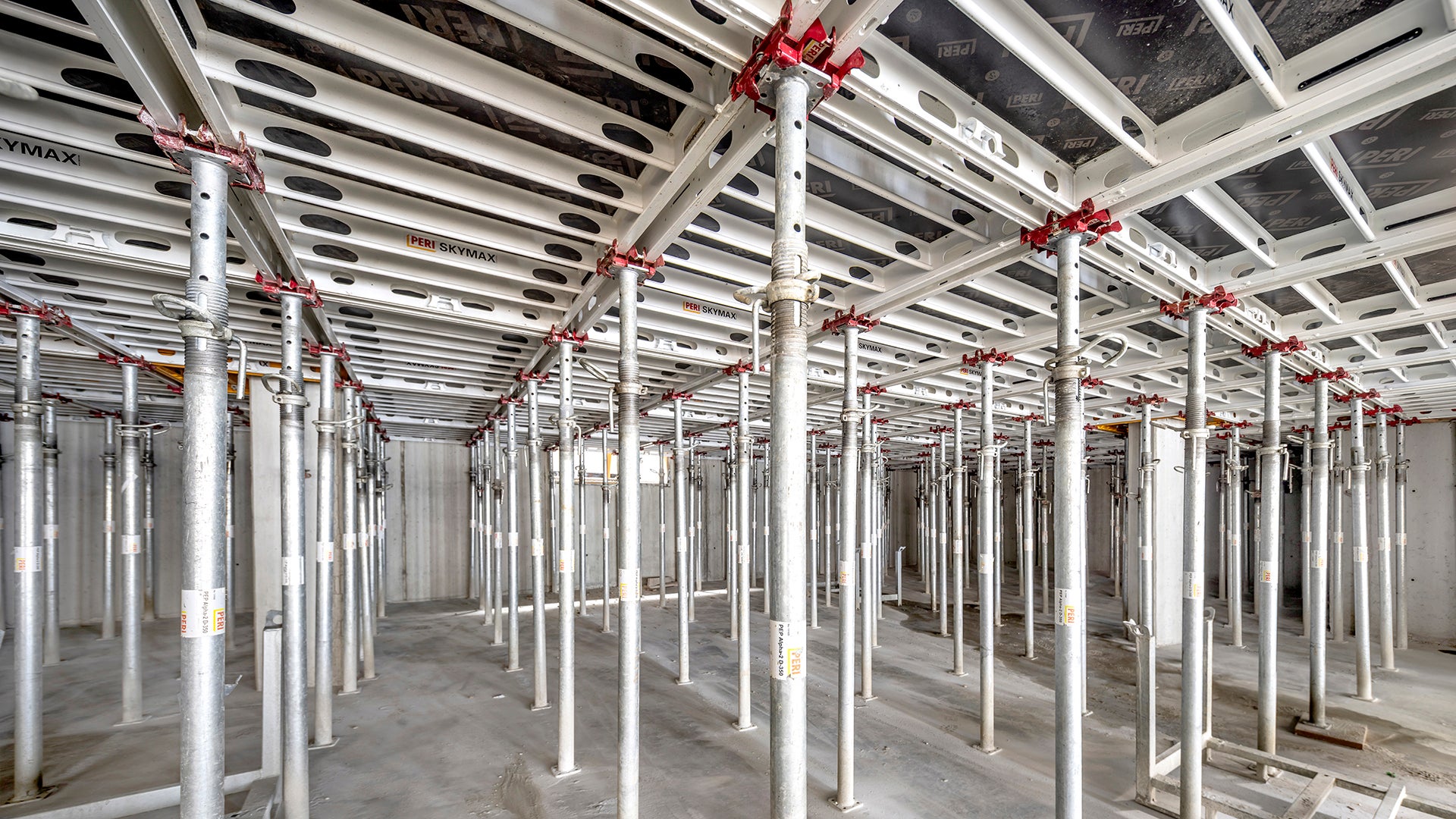 Zum Schalen der Tiefgaragendecke verwendete das Rupp Team die SKYMAX Großpaneel-Deckenschalung mit dem Stützkopf.