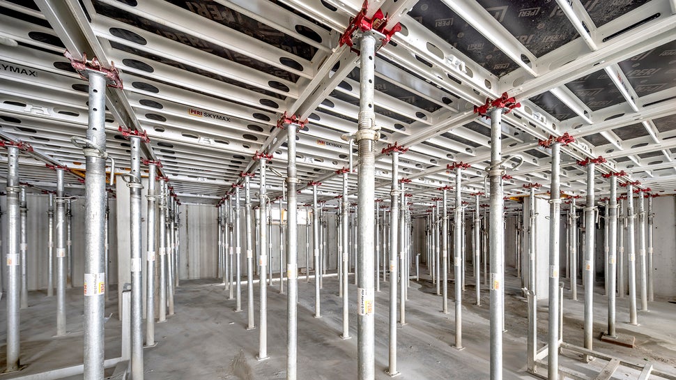 Zum Schalen der Tiefgaragendecke verwendete das Rupp Team die SKYMAX Großpaneel-Deckenschalung mit dem Stützkopf.