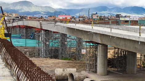 Torres de carga ST-100 y Sistema de Ingeniería VARIOKIT - Soportando las vigas prefabricadas de 28m de longitud.