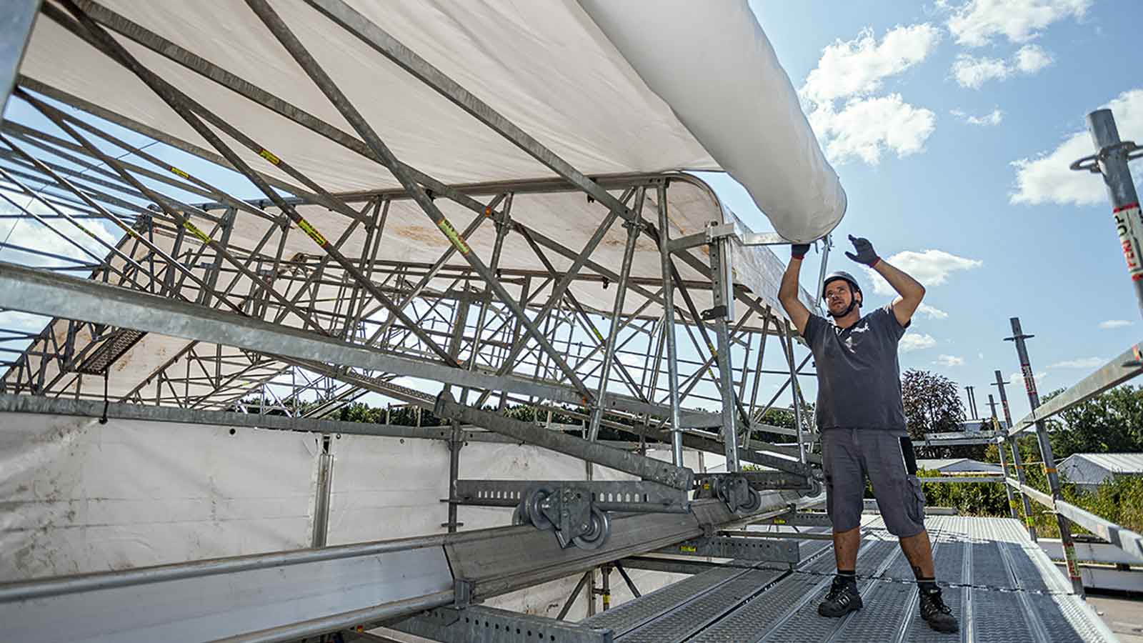 Плавно вращающиеся ролики обеспечивают равномерное наматывание тента по всей ширине.