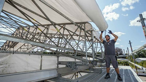 Плавно вращающиеся ролики обеспечивают равномерное наматывание тента по всей ширине.