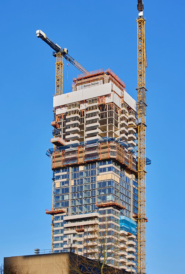 Bij de bouw van de Cooltower zijn 3 klimsystemen van PERI ingezet: ACS klimsysteem voor de kern, RCS-P wind/ruwbouwscherm en afbouwscherm.