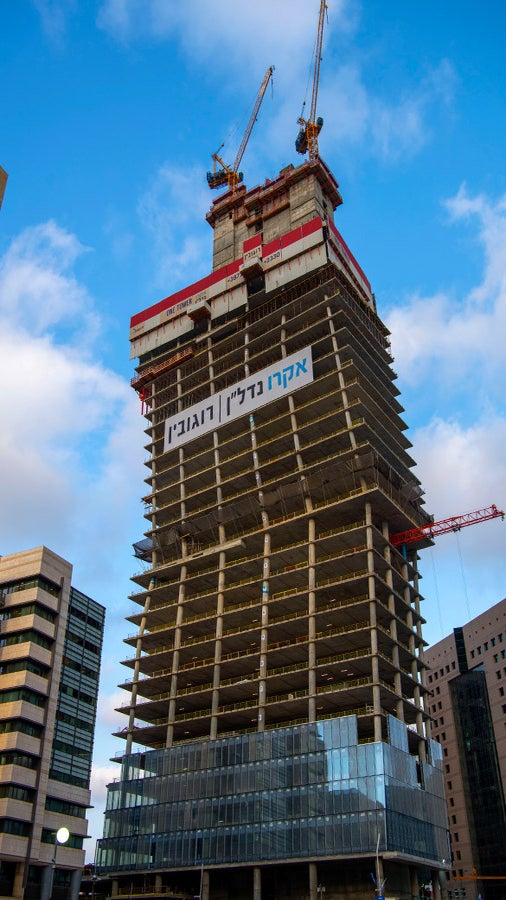 מגדל פורץ דרך המהווה נקודת ציון ארכיטקטונית. השתנות הגיאומטריה בהיקף כל קומה.