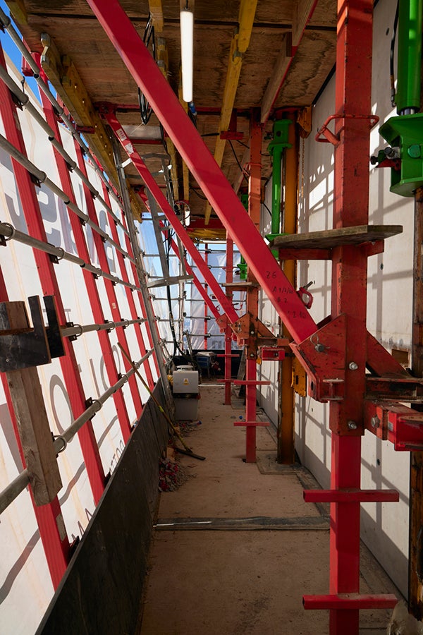 Het ACS-R klimsysteem van PERI is toegepast bij de realisatie van de buitenwanden van de Cooltower.