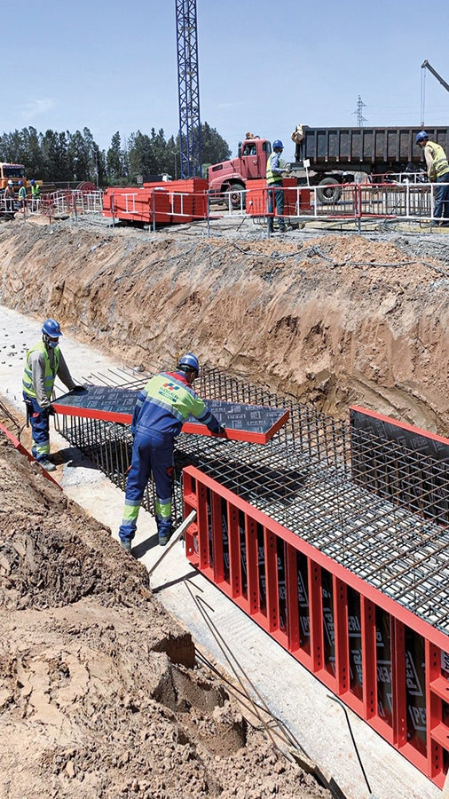 Fundația a fost formată cu un total de 900 m2 de cofraj de panouri LIWA și HANDSET Alpha. Panourile ușoare au facilitat asamblarea manuală fără a fi nevoie de o macara, ceea ce a economisit o cantitate considerabilă de timp.