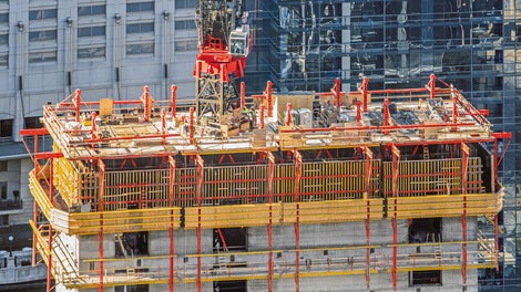 The inherent lack of space influenced all decisions made before and during the project. A high degree of logistical coordination, meticulous advance planning and just-intime delivery of all materials were absolutely essential for successful completion of the project. The building consists of steel structures and a massive, four-cell vertical concrete core that supports the tower. The crane had to be positioned within the core of the building because of the combination of concrete and steel. This meant that the formwork solution had to be adaptable and able to climb without the need for a crane.