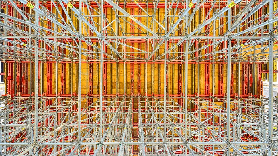 La struttura di sostegno comprende i piani di lavoro che consentono la messa in opera, in sicurezza, dei casseri preassemblati 