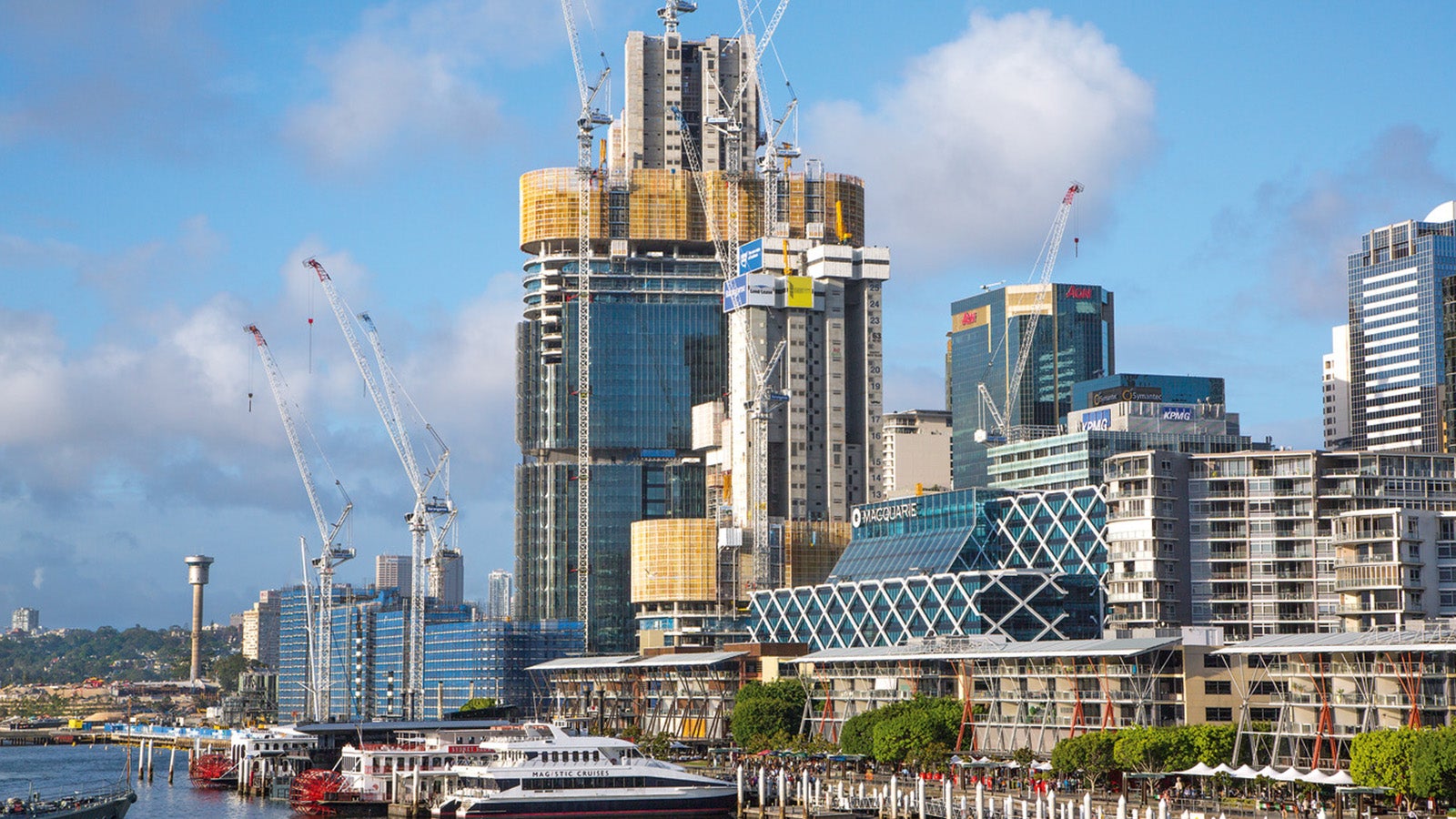 International Towers Sydney, Barangaroo South, Australia: Ambitny projekt Barangaroo Redevelopment na nowo zdefiniował centrum Sydney w kierunku zachodnim, na 22-hektarowym terenie dawnego portu kontenerowego. Kompleks wieżowców jest centralnym elementem podprojektu Barangaroo South. Trzy budynki biurowe z 39, 43 i 49 piętrami wznoszą się na wysokość 217 metrów. Aby sprostać napiętemu harmonogramowi, australijscy inżynierowie PERI opracowali kompleksową koncepcję formowania i zapewnienia bezpieczeństwa. Zastosowanie siłowników hydraulicznych pozwoliło zaoszczędzić cenny czas dźwigu, a tym samym przyspieszyć prace na dużym placu budowy.