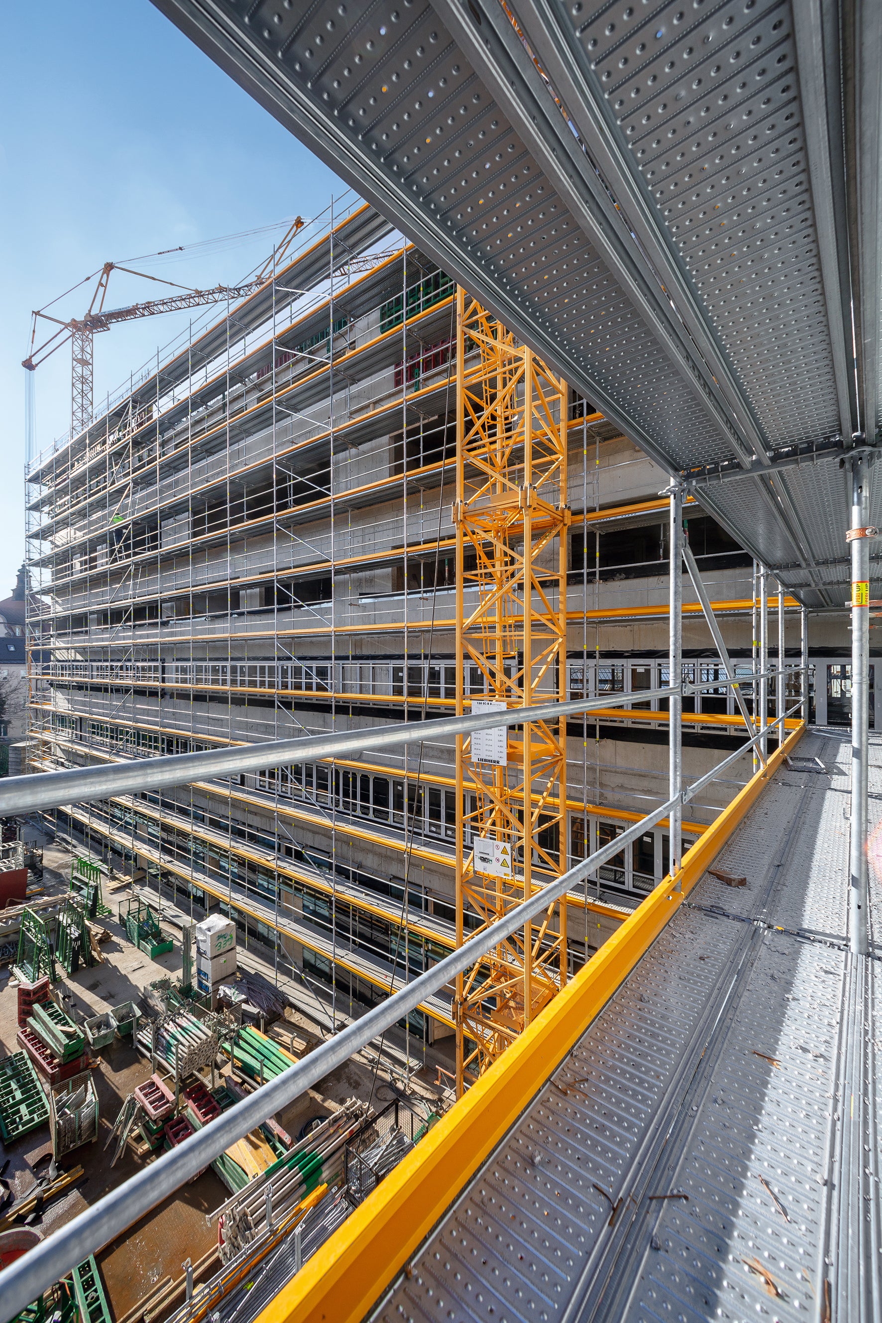 Durch die spezielle Bauteillogik des Easy Stiels als Bestandteil des PERI UP Gerüstbaukastens gibt PERI seinen Kunden die Möglichkeit, mit nur einem System zu arbeiten und auch Fassaden mit Sti(e)l einzurüsten.