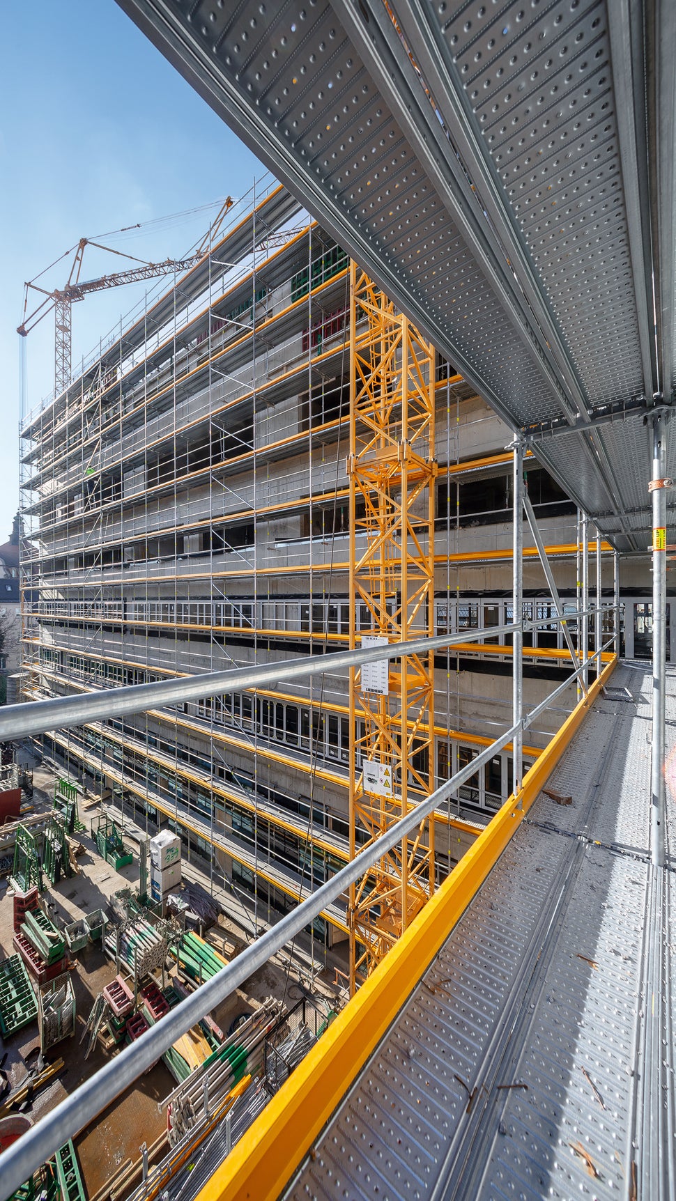 Durch die spezielle Bauteillogik des Easy Stiels als Bestandteil des PERI UP Gerüstbaukastens gibt PERI seinen Kunden die Möglichkeit, mit nur einem System zu arbeiten und auch Fassaden mit Sti(e)l einzurüsten.