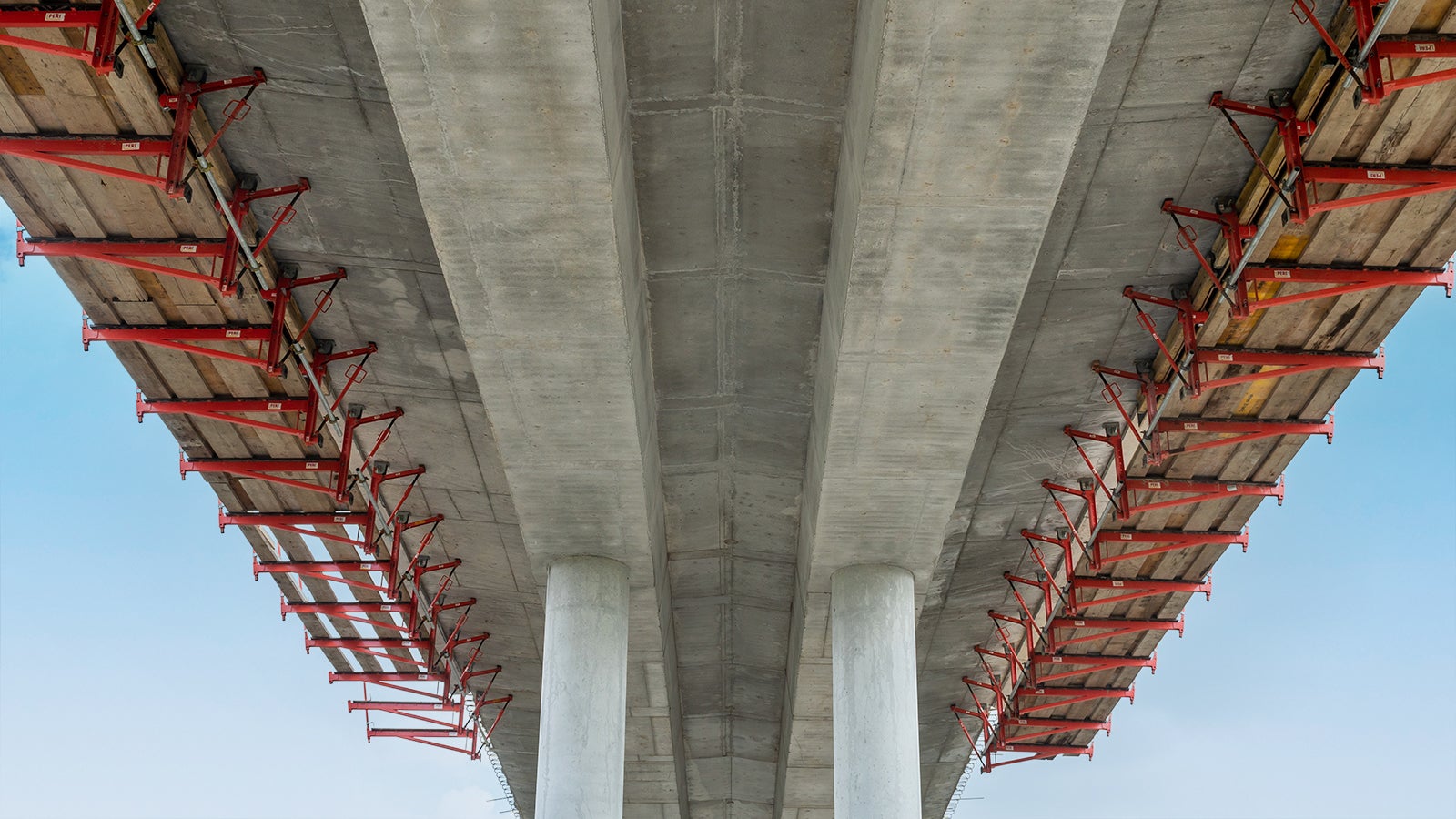 Za bezbednu i komfornu montažu oplate venca korišćene su VGK konzole, elementi VARIOKIT sistema