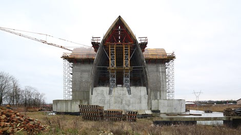 IV etap budowy = zwornik nawy głównej.