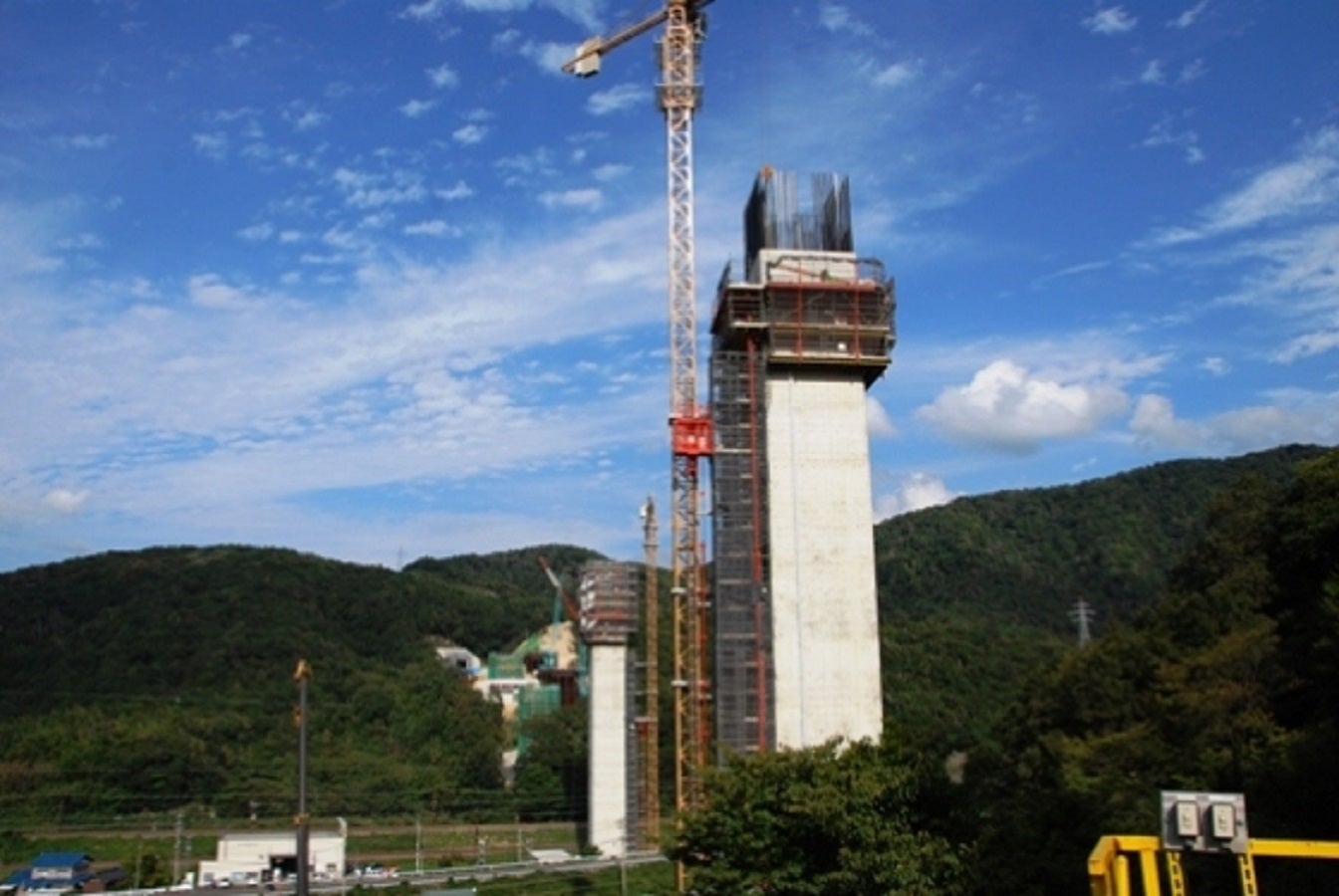 舞鶴若狭自動車道 笙の川橋工事 <br/>手前のP2：外側ACSレベル＋1～＋4解体後の写真