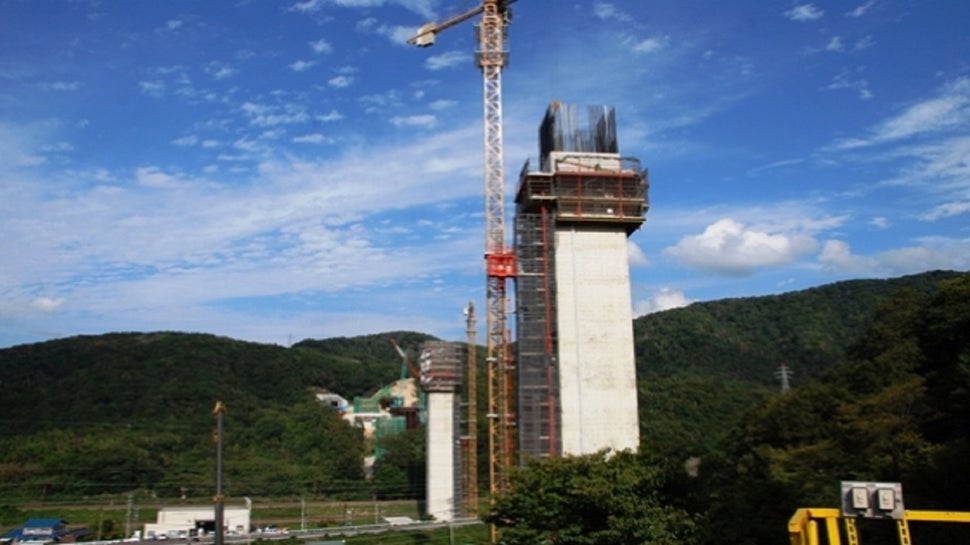 舞鶴若狭自動車道 笙の川橋工事 <br/>手前のP2：外側ACSレベル＋1～＋4解体後の写真