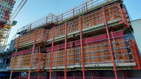 Début du chantier des 21 étages de la tour Mirabeau à Marseille en cette fin d’année 2021 : avec notamment les protections de façade LPS et des coffrages de dalles à grands panneaux SKYMAX, ou encore les étais de séchage MULTIPROP pour les dalles. (Photo : PERI France)<br/><br/>