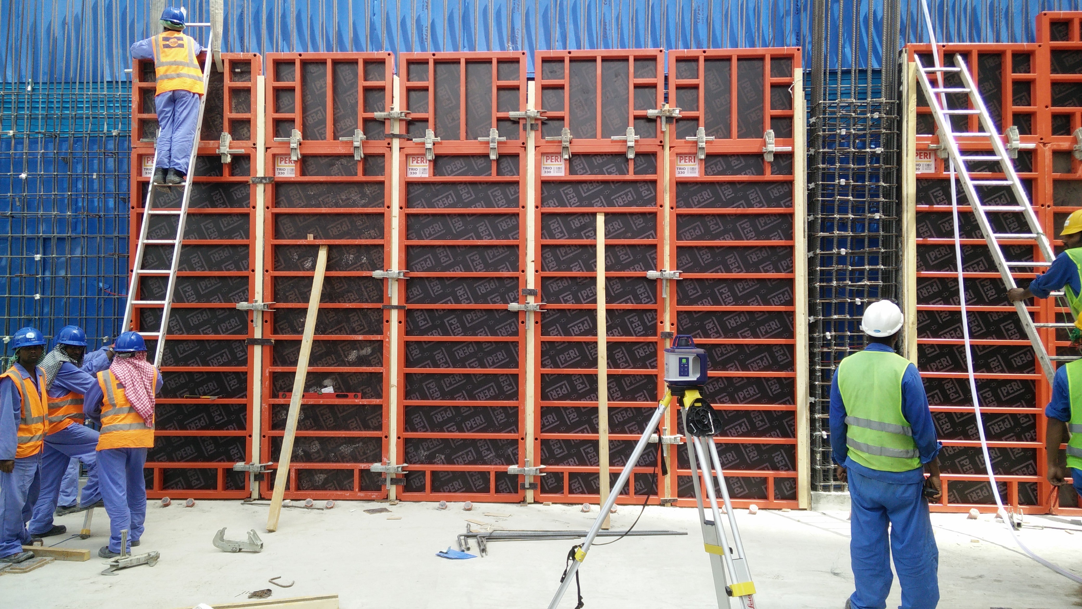TRIO is a universal formwork system which places the highest emphasis on uncomplicated forming operations and the reduction of shuttering times.