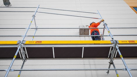 Opcjonalnie można też zawiesić obydwie poręcze na ramie Easy i zamontować je z niższego poziomu rusztowania.
