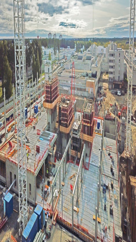 ”Vertailimme myös muita vaihtoehtoja, kuten perinteistä liukuvalua ja elementtirakenteisia hissikuiluja. Kiipeävällä muotilla saamme valmista joutuisimmin ja kustannustehokkaimmin”, perustelee työnjohtaja Jarmo Mertaniemi NCC Suomi Oy:stä.<br/>