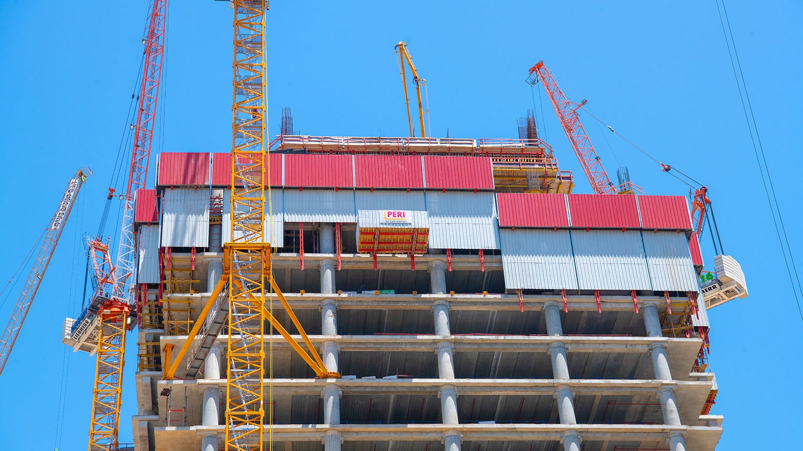 מערכת הגנה היקפית מסוג RCS-P עבור החזיתות הפתוחות. מאפשרת עבודה בטוחה ויעילה לפועלים בקומות הגבוהות.