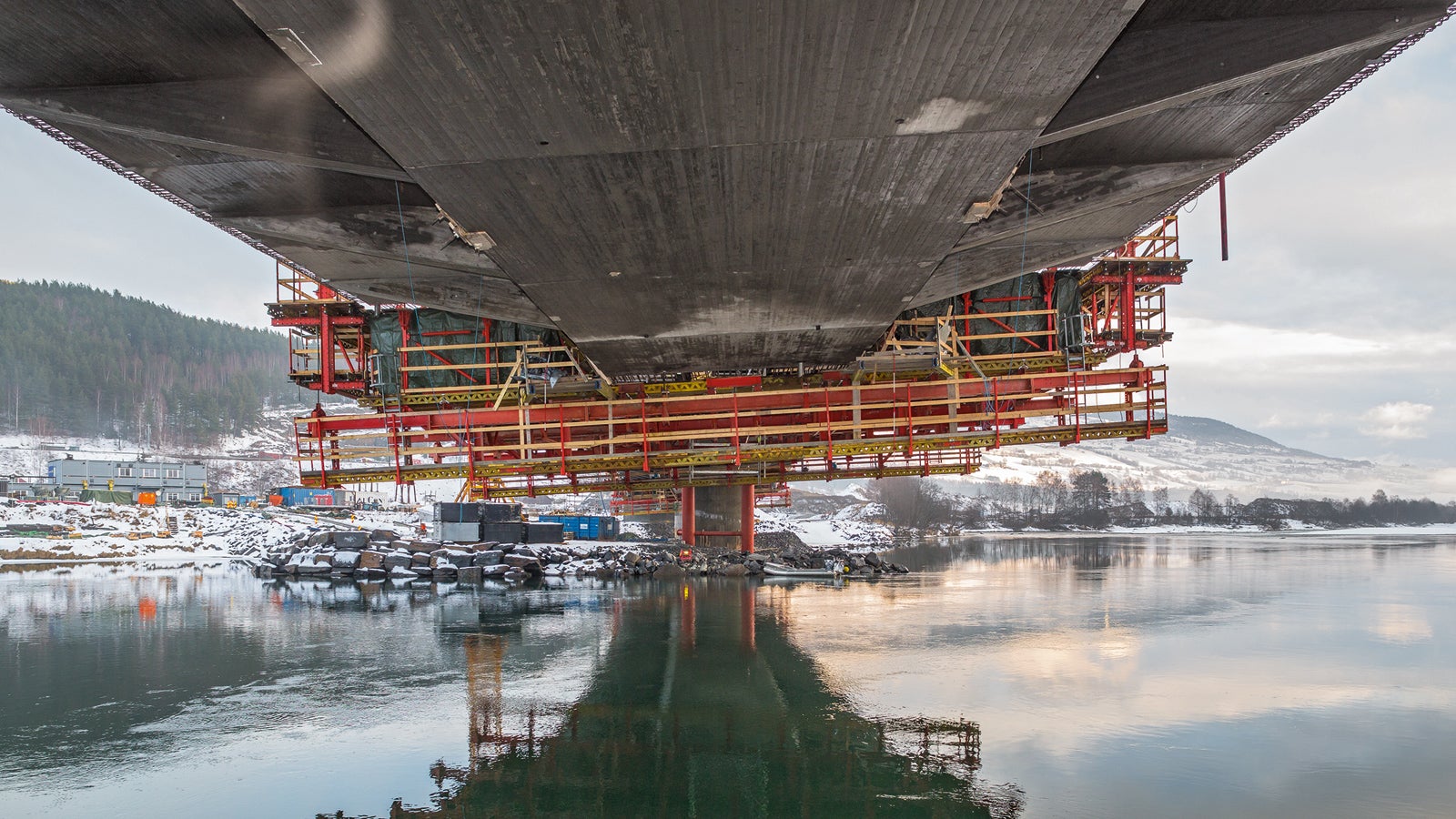 Outro requisito para a forma da ponte foi a realização de uma estrutura do tipo placa para a superfície do concreto.