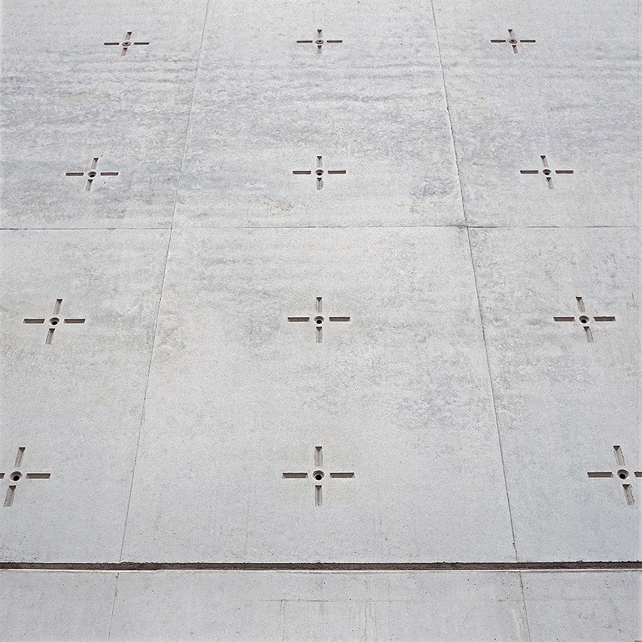 Auf die Schalhaut aufgenagelte Matrizen-Teile ergaben einen einwandfreien Abdruck im Beton.