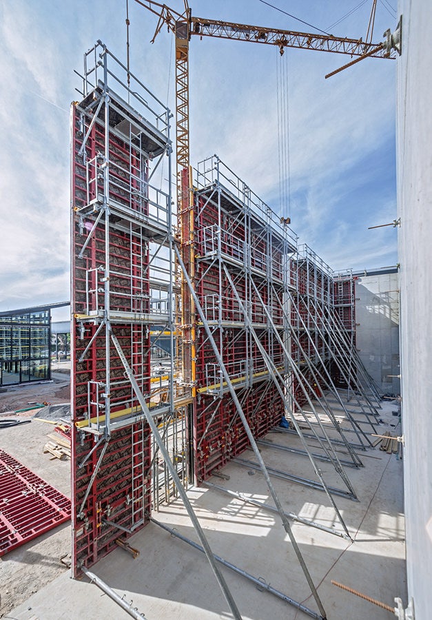 Schnell und sicher: MAXIMO sorgte zusammen mit dem modularen Bühnensystem MXP für schnelle Schalzeiten und hohe Sicherheit auf der Baustelle.