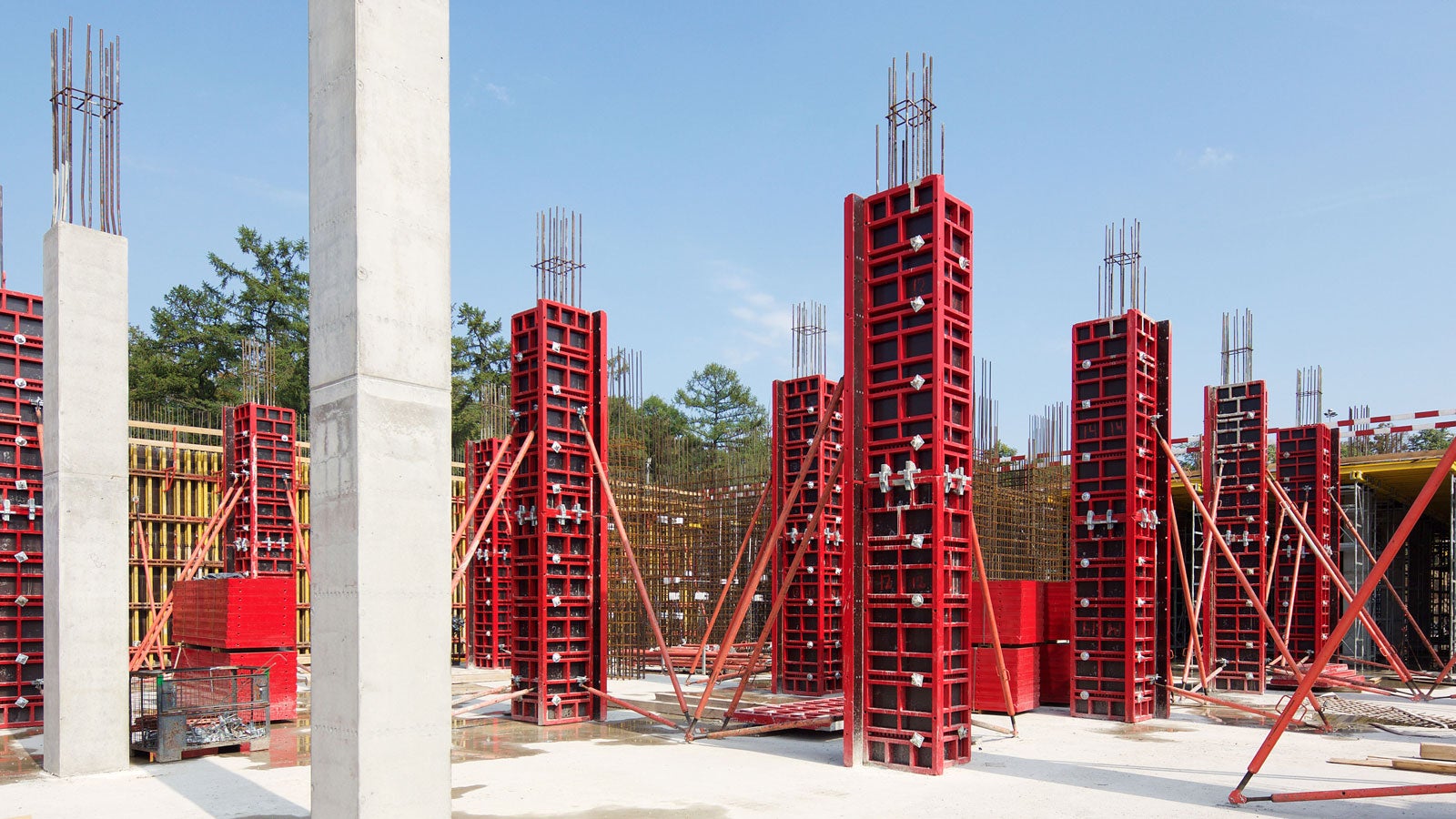 С рамной опалубкой TRIO TRS MR бетонируют квадратные и прямоугольные колонны сечением до 105 см х 105 см с шагом 5 см. Для наращивания высоты с шагом 30 см используют щиты высотой 60, 120, 270, 300 и 330 см. В колонных элементах TRS есть специальные отверстия в торцах и по ширине щитов для простого и быстрого соединения элементов с помощью колонных болтов. Такое решение экономит время монтажа.