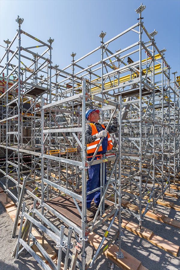 The transfer of the high loads is done within the free-standing PERI UP Flex MDS shoring system – without any additional, lateral, inclined struts.