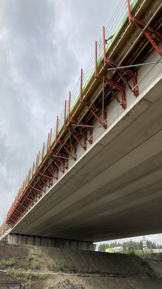 PERI heeft het VCB systeem (opgebouwd uit VARIOKIT) toegepast bij het realiseren van de betonoverkragingen aan de prefab dekranden.