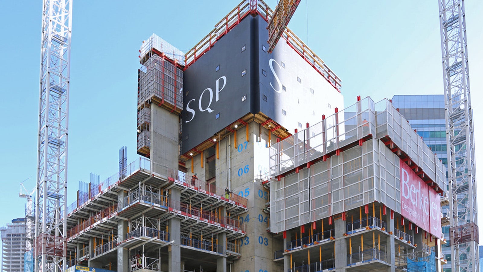 Due to the very confined space and limited storage area, just-in-time deliveries were crucial for the success of the project. To limit the amount of material required and simplify the assembly process, over 80 formwork elements were delivered to the construction site prefabricated and were then completed on site. PERI’s digital services were a great help in providing project support. For example, 3D models of the structure were created to visualise the climbing sequence, enable clash detection and identify spatial limitations in advance.