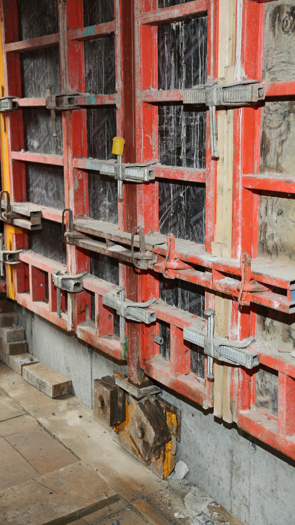 A metal plate was positioned at the bottom of the steel infills, enabling the weight to be transferred to the ACS anchor plates