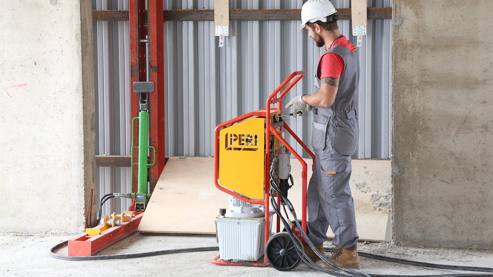 Работа гидравлического оборудования для подъема ветрозащитных панелей.