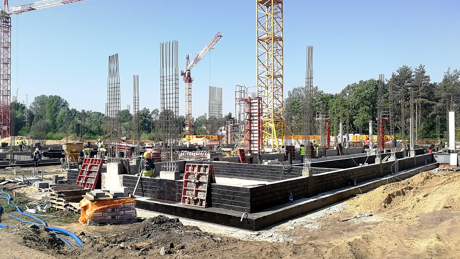 Widok od strony bramy wjazdowej na skrzydło szkoły nr 4