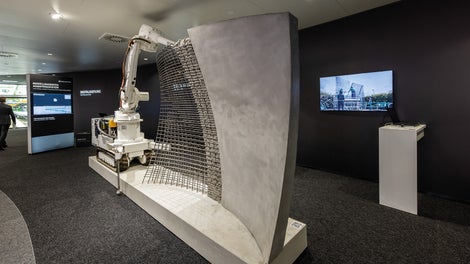 Die MESH Technologie ist eine digitale Fertigungsmethode für Stahlbetonstrukturen und ermöglicht es, komplexe oder gekrümmte Bewehrungskörbe durch ein automatisiertes Vorfertigungsverfahren herzustellen. Die so geschaffene 3D-Gitterstruktur dient anschließend als Schalung und Bewehrung zugleich und wird mit einer spezifischen Betonmischung gefüllt. 