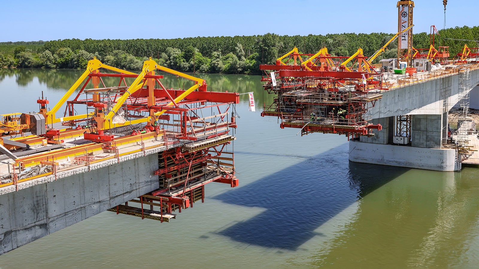 Pomeranje konstrukcije od preko 80 t na sledeći takt betoniranja korišćenjem hidrauličnih presa.