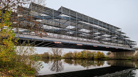 Die Einrüstung der 75 m lange Stabbogenbrücke über den Main erfolgte mithilfe des flexiblen PERI UP Gerüstsystems.