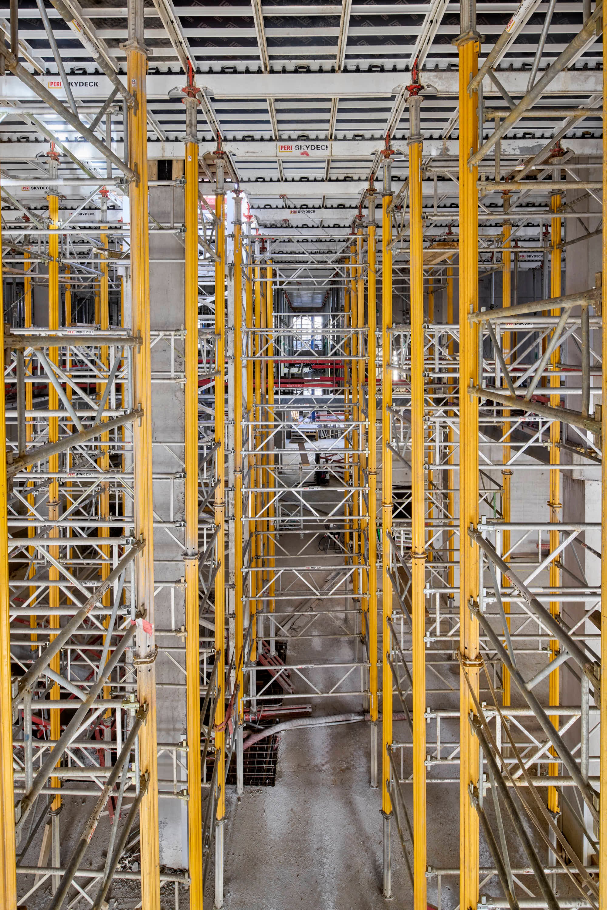 PERI garantit la haute qualité de la nouvelle structure en béton, dont une grande partie restera apparente et remplira donc également une fonction esthétique importante.