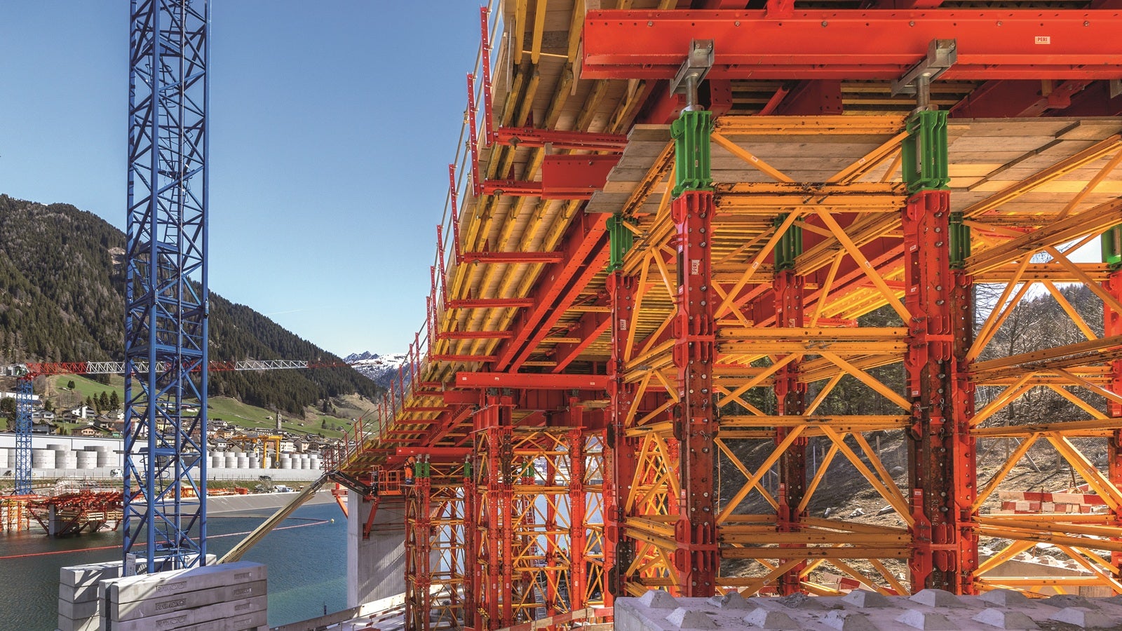 Für die Umsetzung der Ponte Valnit kamen projektspezifische Traggerüst- und Schalungslösungen von PERI zum Einsatz.