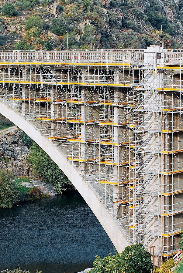 Forming the main access was a 19 m high stair tower consisting of PERI UP system components whilst the alternating staircase units featured 75 cm flight widths.